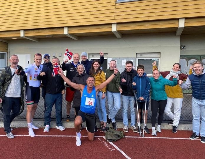Kan være et bilde av 11 personer og tekst